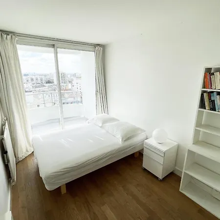 Modern With Balcony * París
